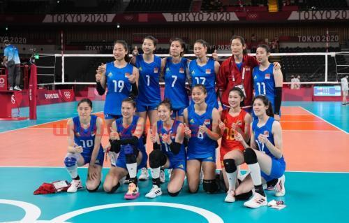 郎平和中国女排队员（郎平谢幕!中国女排队员和郎平拥抱告别）